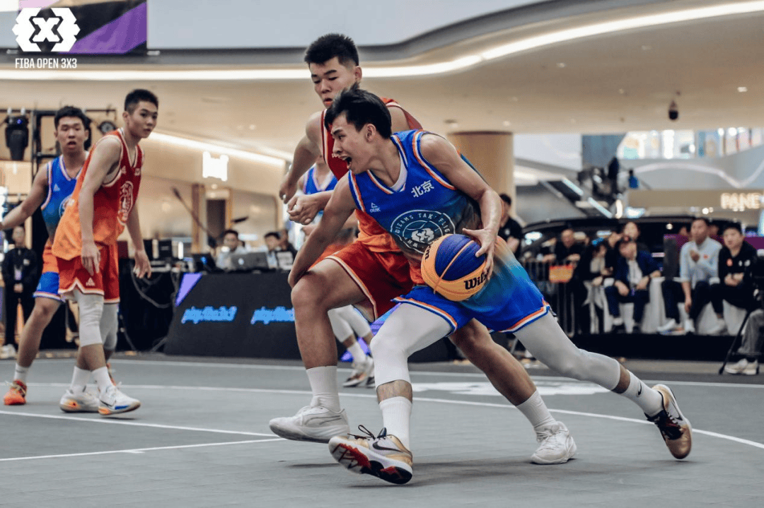 篮球赛场上选手团结一致争胜