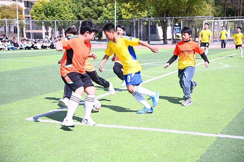 队员在比赛中表现出色,受到赞扬 队员在比赛中表现出色,受到赞扬