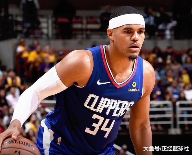 九游体育官网-非洲篮球季前赛大胜球队士气高昂