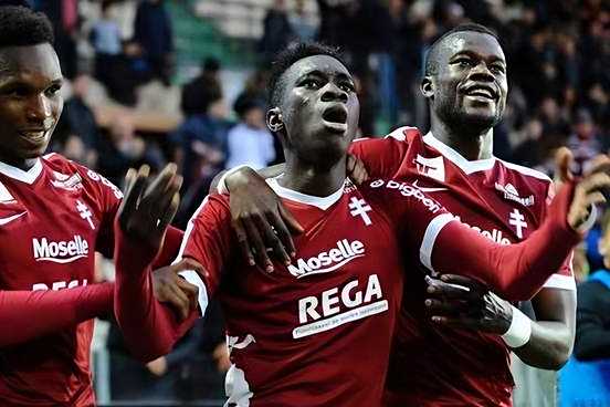 热门队伍强势交锋，谁能夺冠